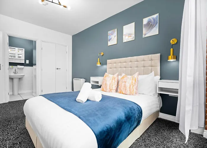 Luxury Two Bedroom Apartment - City Ceentre - Balcony - Jq - Netflix & Wifi - 11B